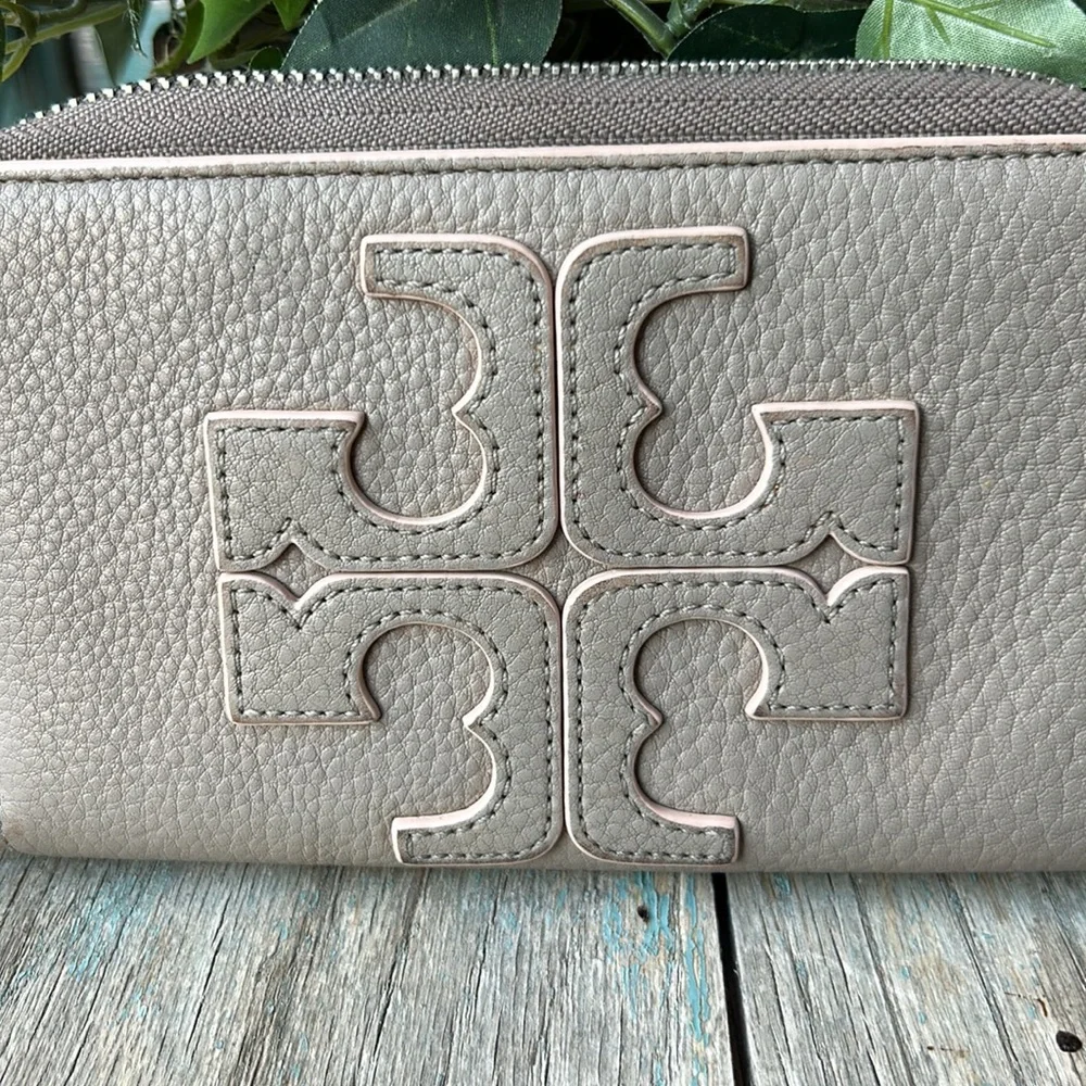 TORY BURCH Zip Wallet in Textured Leather (Light Oak) w/Double Logo~pls read!